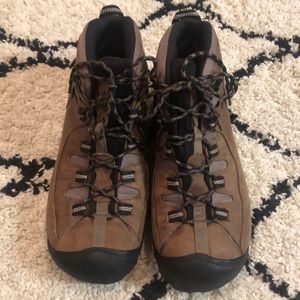 Keen brown leather boots